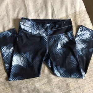 Athleta Relay cropped workout legging